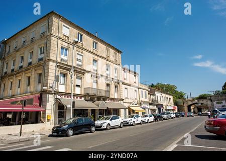 Sito della Casa Gialla di Van Gogh Place Lamartine Arles Estate | ARLES, Francia — Place Lamartine in una mattina estiva, il fronte stradale dove Vincent van Gogh ha affittato l'ala destra del piano terra della "Casa Gialla" da maggio 1888 fino a febbraio 1889. L'edificio originale è stato distrutto in un bombardamento alleato della Seconda Guerra Mondiale il 25 giugno 1944; il blocco di pietra calcarea visibile oggi dopo la guerra occupa l'area dove van Gogh ha dipinto 300 opere — tra cui "La Camera da letto" e "Il Caffè di notte" — e ha ospitato Paul Gauguin per nove settimane turbolente. Foto Stock