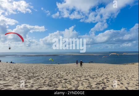 Duna di Pilat, Francia - 14 agosto 2024: Persone in parapendio presso la grande duna di Pilat, bacino di Arcachon, Nouvelle Aquitaine, Francia. Foto Stock