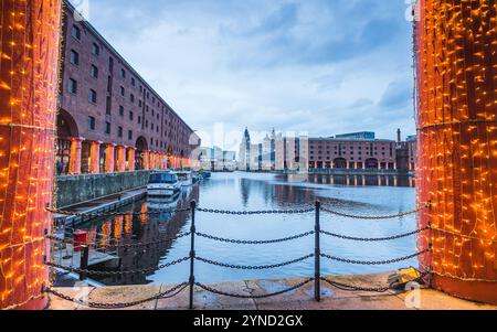 Una vista sul lungomare di Liverpool attraverso le luci festose intorno al Royal Albert Dock di Liverpool, Merseyside, nella foto del 24 novembre 2024. Foto Stock