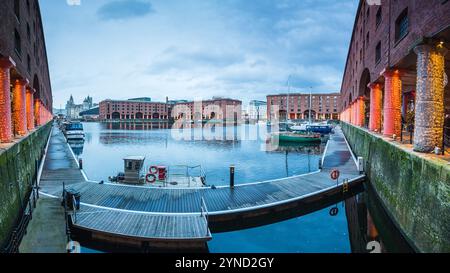 Un panorama a più immagini delle luci festose intorno al Royal Albert Dock di Liverpool, Merseyside, nella foto del 24 novembre 2024. Foto Stock