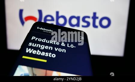 Germania. 5 agosto 2024. In questa illustrazione fotografica, davanti al logo aziendale viene visualizzato un telefono cellulare con il sito Web dell'azienda automobilistica tedesca Webasto se. (Immagine di credito: © Timon Schneider/SOPA Images via ZUMA Press Wire) SOLO PER USO EDITORIALE! Non per USO commerciale! Foto Stock