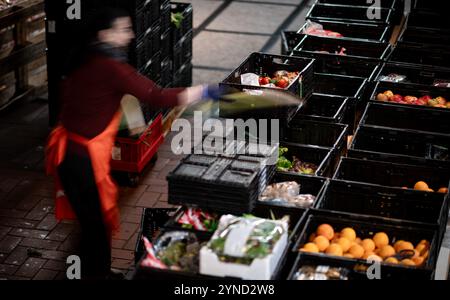 Oberhausen, Germania. 25 novembre 2024. I dipendenti ordinano le merci su tablet per la distribuzione. Lunghe code davanti alla banca alimentare - e volontari sempre più anziani all'interno, che hanno urgente bisogno di nuove reclute e supporto. Molte banche alimentari in NRW stanno quindi suonando l'allarme. Alcuni hanno già chiuso a causa della mancanza di personale. Crediti: Fabian Strauch/dpa/Alamy Live News Foto Stock