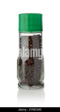Tritatutto in vetro pieno di pepe nero isolato su bianco. Foto Stock