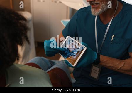 Discussione di immagini mediche con il paziente durante la consultazione Foto Stock