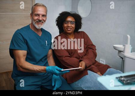 Ritratto di dentista anziano con paziente afroamericano sorridente Foto Stock