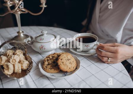 un tavolo da tè con un assortimento di dessert Foto Stock