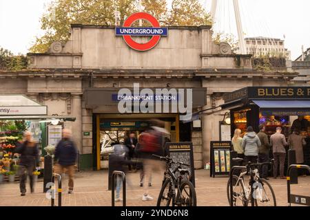 LONDRA - 21 NOVEMBRE 2024: Stazione della metropolitana Embankment vicino allo Strand nella zona 1 London - District Line Foto Stock