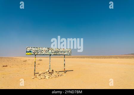 Tropico del Capricorno, cartello stradale nel deserto della Namibia, Africa Foto Stock