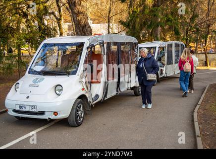 Russia, Kislovodsk - 5 dicembre 2023: Persone vicino a veicoli ricreativi sul territorio del parco nazionale della città di Kislovodsk Foto Stock