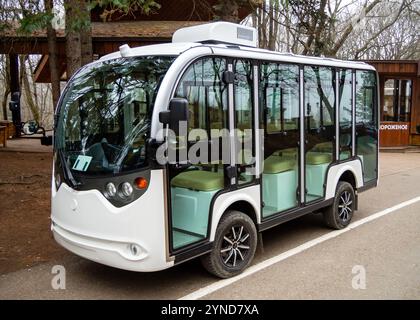 Russia, Kislovodsk - 06 dicembre 2023: Nuova auto elettrica a piedi, territorio del parco nazionale della città di Kislovodsk Foto Stock