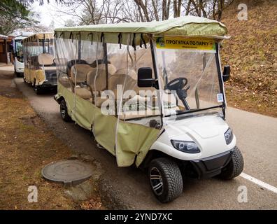 Russia, Kislovodsk - 06 dicembre 2023: Veicoli elettrici a piedi sul territorio del parco nazionale della città di Kislovodsk Foto Stock