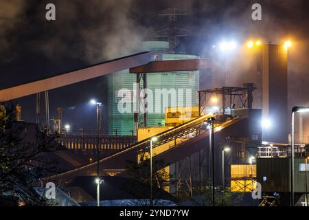 Duisburg, Germania. 25 novembre 2024. Lo stabilimento di HKM Hüttenwerke Krupp Mannesmann a Duisburg. La più grande azienda siderurgica tedesca, ThyssenKrupp Steel Europe, prevede di tagliare diverse migliaia di posti di lavoro nei prossimi anni. Crediti: Christoph Reichwein/dpa/Alamy Live News Foto Stock