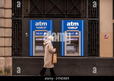 LONDRA - 21 NOVEMBRE 2024: Bancomat (bancomat automatico) nel centro di Londra. Foto Stock