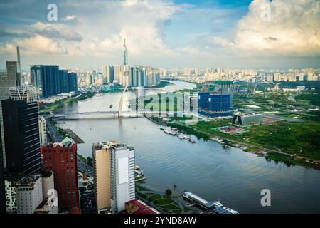Vista del fiume Saigon e dello skyline della città di ho chi Minh dalla piattaforma Sky Deck di Saigon sulla torre Bitexco Foto Stock