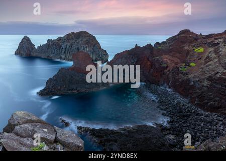 Sul bordo nord-ovest dell'isola di Graciosa, il pittoresco faro di Ponta da barca si erge accanto a una serie di faraglioni e isolotti, tra cui uno Foto Stock