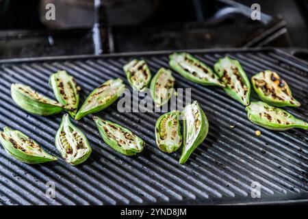 Laboratorio di cucina caraibica con lo chef Helmi Smeulders. L'okra cotto in acqua fa una zuppa melmosa. Hanno anche un buon sapore di tostatura e i semi possono essere utilizzati per arrostire un sostituto del caffè. Djonora Marthaweg, Kòrsou, Curacao, Curacao Foto Stock