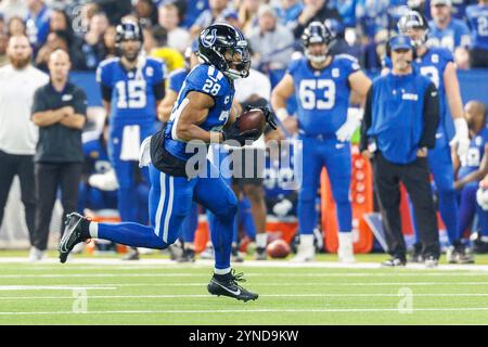 Indianapolis, Indiana, Stati Uniti. 24 novembre 2024. Il running back degli Indianapolis Colts Jonathan Taylor (28) corre con la palla durante la gara della NFL contro i Detroit Lions al Lucas Oil Stadium di Indianapolis, Indiana. John Mersits/CSM/Alamy Live News Foto Stock