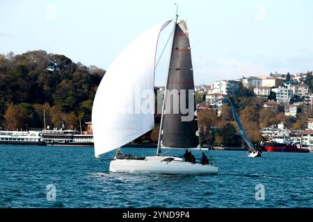 Barca con vele bianche sul Bosforo. Barca a vela nel mare blu. Idea di sport acquatici. Copia spazio, vuoto, emtpy. All'aperto. Foto orizzontale. Foto Stock