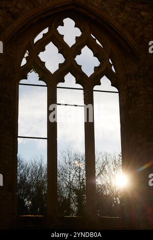 Il sole splende attraverso la finestra della Cappella, Nunhead Cemetery, Nunhead, Londra, Inghilterra, gran Bretagna Foto Stock