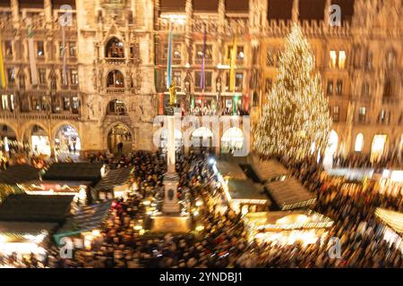 Monaco, Germania. 25 novembre 2024. Il 25 novembre 2024, il mercatino di Natale a Marienplatz è stato aperto dal sindaco Dieter Reiter (SPD). Ci sono numerosi stand e bancarelle che offrono articoli di Natale, VIN brulé, punch, bratwurst, patatine fritte e altri cibi e bevande. (Foto di Alexander Pohl/Sipa USA) credito: SIPA USA/Alamy Live News Foto Stock