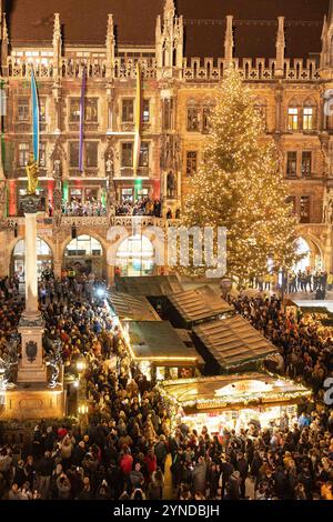 Monaco, Germania. 25 novembre 2024. Il 25 novembre 2024, il mercatino di Natale a Marienplatz è stato aperto dal sindaco Dieter Reiter (SPD). Ci sono numerosi stand e bancarelle che offrono articoli di Natale, VIN brulé, punch, bratwurst, patatine fritte e altri cibi e bevande. (Foto di Alexander Pohl/Sipa USA) credito: SIPA USA/Alamy Live News Foto Stock