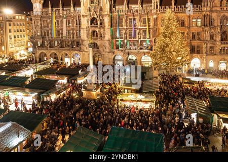 Monaco, Germania. 25 novembre 2024. Il 25 novembre 2024, il mercatino di Natale a Marienplatz è stato aperto dal sindaco Dieter Reiter (SPD). Ci sono numerosi stand e bancarelle che offrono articoli di Natale, VIN brulé, punch, bratwurst, patatine fritte e altri cibi e bevande. (Foto di Alexander Pohl/Sipa USA) credito: SIPA USA/Alamy Live News Foto Stock