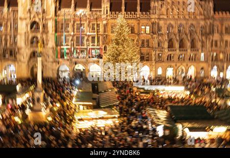 Monaco, Germania. 25 novembre 2024. Il 25 novembre 2024, il mercatino di Natale a Marienplatz è stato aperto dal sindaco Dieter Reiter (SPD). Ci sono numerosi stand e bancarelle che offrono articoli di Natale, VIN brulé, punch, bratwurst, patatine fritte e altri cibi e bevande. (Foto di Alexander Pohl/Sipa USA) credito: SIPA USA/Alamy Live News Foto Stock