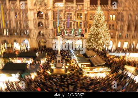 Monaco, Germania. 25 novembre 2024. Il 25 novembre 2024, il mercatino di Natale a Marienplatz è stato aperto dal sindaco Dieter Reiter (SPD). Ci sono numerosi stand e bancarelle che offrono articoli di Natale, VIN brulé, punch, bratwurst, patatine fritte e altri cibi e bevande. (Foto di Alexander Pohl/Sipa USA) credito: SIPA USA/Alamy Live News Foto Stock