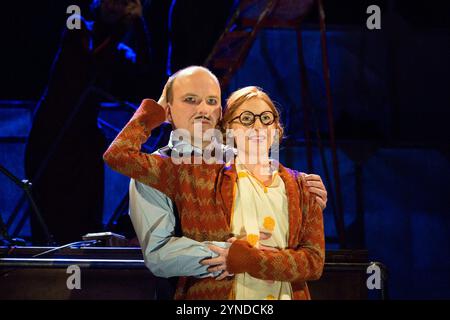 Rory Kinnear (Captain Macheath / Mack the Knife), Rosalie Craig (Polly Peachum) nell'OPERA DA TRE SOLDI di Bertolt Brecht & Kurt Weill all'Olivier Theatre, National Theatre (NT), Londra SE1 26/05/2016 in un nuovo adattamento di Simon Stephens design: Vicki Mortimer illuminazione: Paule Constable coreografia: Imogen Knight direttore: Rufus Norris Foto Stock