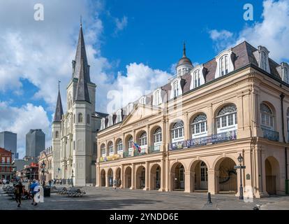 La Presbytère e la Cattedrale di St Louis, Jackson Square, il quartiere francese, New Orleans, Louisiana, STATI UNITI Foto Stock
