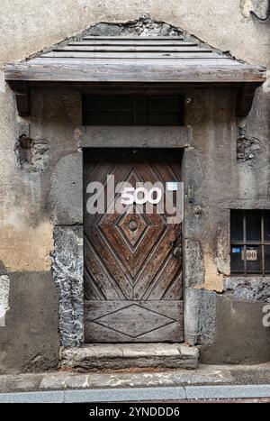 Porta in legno numerata 500 in un antico edificio a Menthon-Saint-Bernard è un piccolo villaggio sulla riva orientale del lago Annecy nel sud-est di Fran Foto Stock