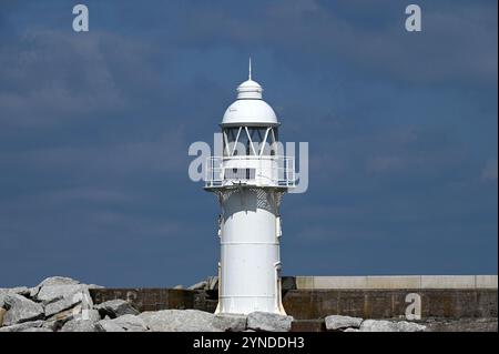 Un faro contro un cielo azzurro a Brixham, Devon Foto Stock