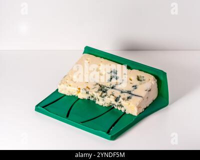 roquefort tradizionale formaggio francese a base di formaggio di pecora, sfondo bianco Foto Stock
