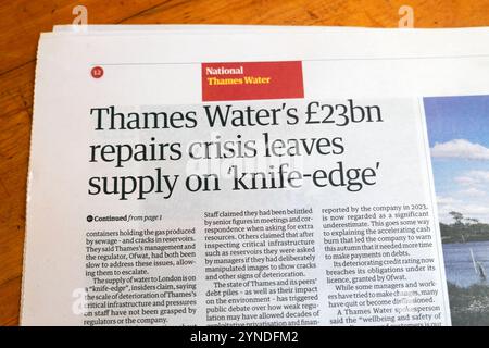 "Thames Water 's £23bn Repair Crisis Leaves supply on 'Knife-edge' Guardian headline news article 18 November 2024 London UK Foto Stock