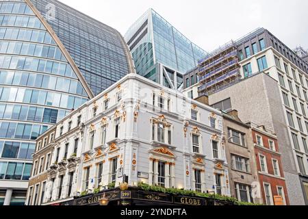 Globe pub esterno all'angolo tra il London Wall e l'edificio Moorgate e Moor House nella City di Londra Inghilterra Regno Unito 2024 KATHY DEWITT Foto Stock