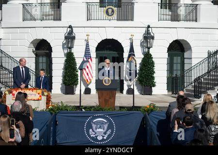 Washington, Vereinigte Staaten. 25 novembre 2024. Il presidente degli Stati Uniti Joe Biden perdona il Ringraziamento Nazionale della Turchia alla Casa Bianca di Washington, DC, 25 novembre 2024. Crediti: Chris Kleponis/CNP/dpa/Alamy Live News Foto Stock