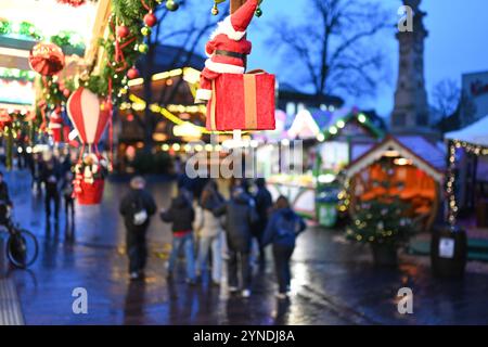 Größter Weihnachtsmarkt in Ostfriesland öffnet die Tore. Lichterglanz in der Fußgängerzone. Leer Niedersachsen Deutschland *** il più grande mercato natalizio della Frisia orientale apre le sue porte luci scintillanti nella zona pedonale Leer bassa Sassonia Germania Copyright: Xdiebildwerftx Foto Stock