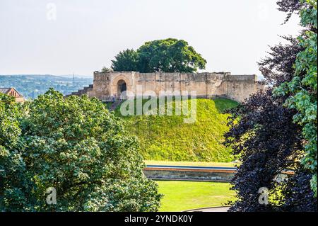 Una vista dalle merlature del castello attraverso il cortile verso la Lucy Tower a Lincoln, Lincolnshire in estate Foto Stock