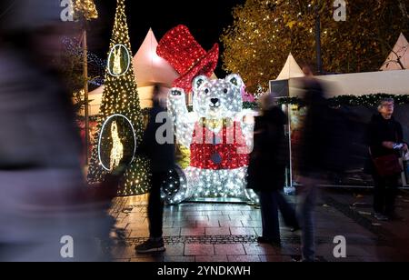 Berlino, Germania. 25 novembre 2024. La gente cammina di fronte a un orso luccicante al mercatino di Natale di Breitscheidplatz. Crediti: Hannes P. Albert/dpa/Alamy Live News Foto Stock