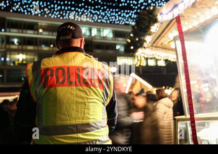 Berlino, Germania. 25 novembre 2024. Un agente di polizia si trova ai margini di una bancarella al mercatino di Natale di Breitscheidplatz. Crediti: Hannes P. Albert/dpa/Alamy Live News Foto Stock