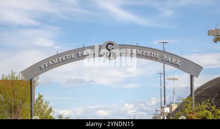 Calgary, Alberta, Canada. 25 maggio 2024. Un cartello di benvenuto in legno Calgary Stampede Foto Stock