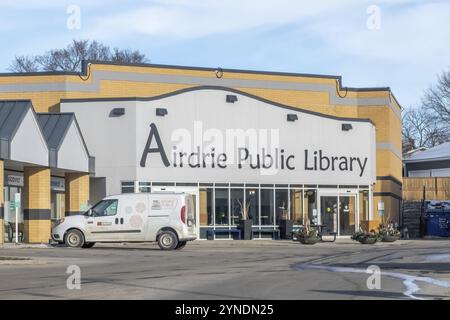 Airdrie, Alberta, Canada. 19 febbraio 2024. La struttura dell'edificio della biblioteca pubblica di Airdrie Foto Stock