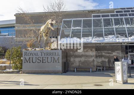 Drumheller, Alberta, Canada. 19 febbraio 2024. La segnaletica per il Royal Tyrrell Museum è esposta in modo prominente all'ingresso principale della struttura Foto Stock