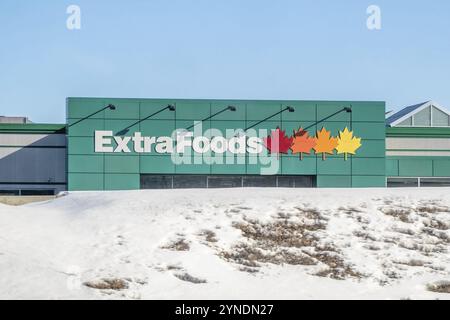 Drumheller, Alberta, Canada. 19 febbraio 2024. Un negozio di alimentari Extra Foods. Una catena di supermercati di proprietà del gigante canadese della vendita al dettaglio di generi alimentari Loblaw Foto Stock