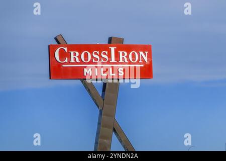 Rocky View, Alberta, Canada. 19 febbraio 2024. CrossIron Mills Sign, centro commerciale completamente chiuso appena fuori dai confini settentrionali della città Foto Stock