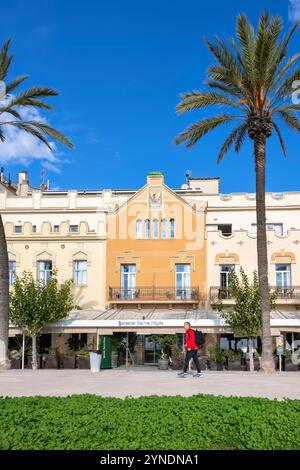 Sitges, Spagna, persona che cammina lungo il lungomare di fronte all'hotel Sercotel Kalma Foto Stock