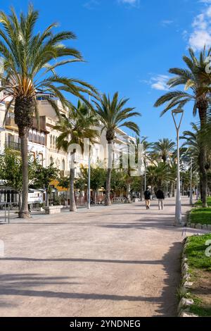 Promenade lungomare di Sitges, Spagna, con gente che cammina Foto Stock