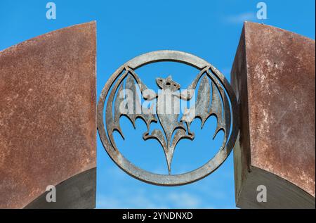 Monumento una scultura Bacardi a mano di Lorenzo Quinn che guarda al futuro, Sitges, Spagna - primo piano del pipistrello al centro della scultura Foto Stock