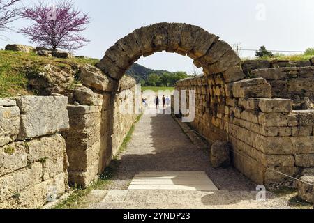 Ingresso monumentale allo stadio, alla cripta, al passaggio ad arco, al luogo di nascita dei Giochi Olimpici, allo Stadio Olimpico, all'antica Olimpia, al sito archeologico, alle une Foto Stock