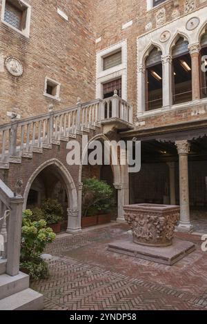 Cortile interno, Ca' d'Oro (Palazzo Santa Sofia), Venezia, Italia, Europa Foto Stock